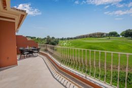 Modern apartment with pool and overlooking the golf course near Lagos